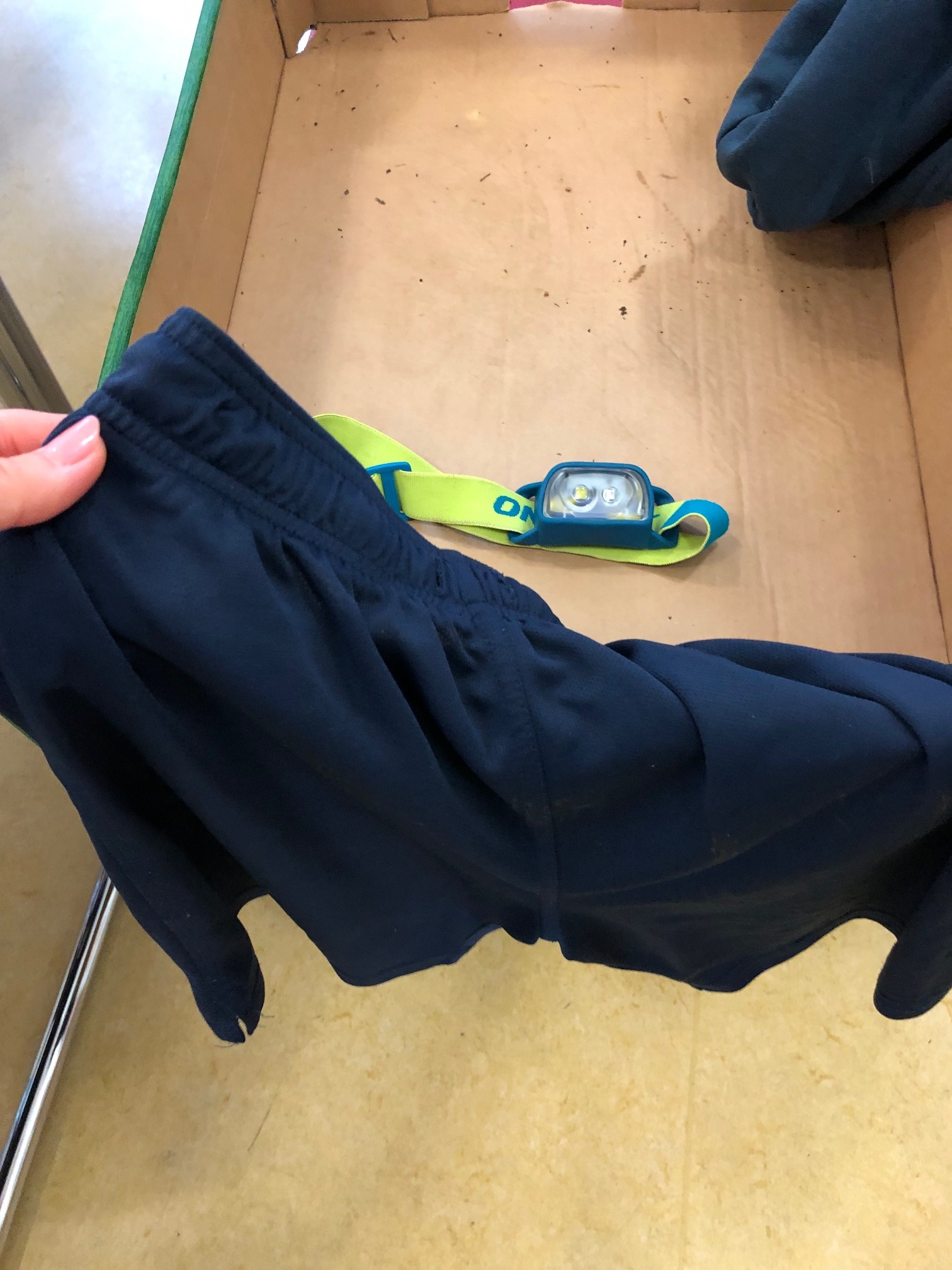 Fundsachen vom KonfiCamp 2025 blaue Sporthose und Stirnlampe